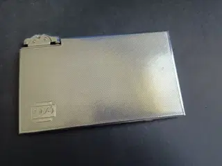 Gammel cigaret dåse med benzinlighter 
