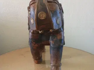 En sød elefant i træ