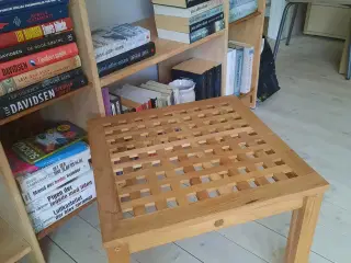Lav reol og lille bord