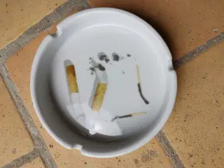 Cigaret motiv askebæger