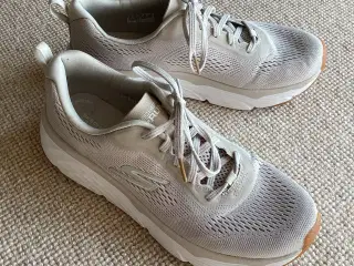 Skechers Max Cushioning GoRun