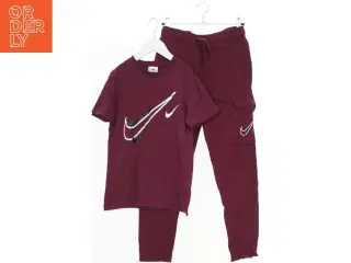 Sæt med T-shirt og cargo bukser i bordeaux fra Nike (str. 134)