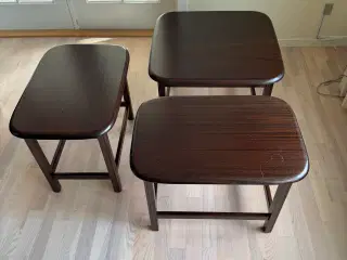 Sofa med bord og 2 stole