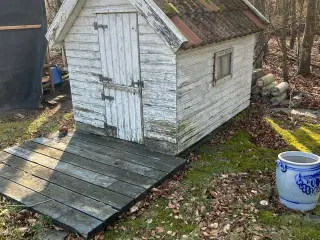 Legehus med åben terrasse