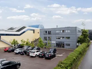 Attraktivt og fleksibelt lejemål lige ved Waves og station