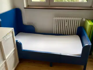 Bl�å børneseng fra Ikea