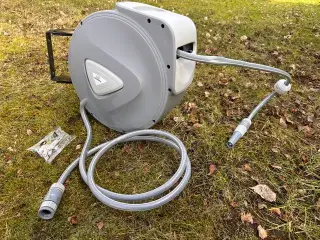 Automatisk slangeopruller til vand med 20m slange og vægbeslag.