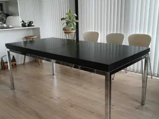 Spisebord med kromben og udtræk