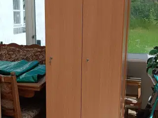 Garderobe skab med 2 smalle rum 