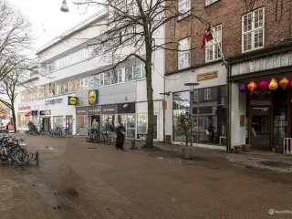 37 m2 butik og 68 m2 kælder til leje i Odense C