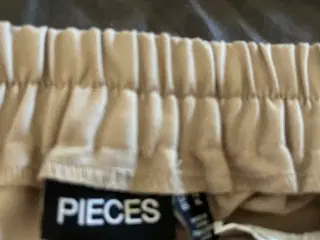 Pices bukser sælges 
