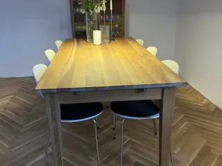 Spisebord i olieret eg