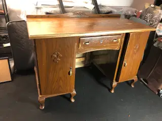 Ældre solid skrivebord