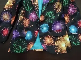 Jakkesæt str.130 fyrværkeri