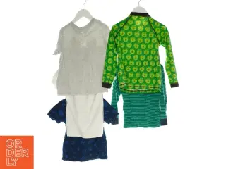 3 t-shirts og 2 bluser (Str. 98/104)