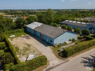 Godt placeret lager / koldhal i Gevninges erhvervsområde