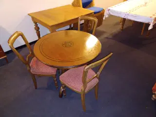 Rundt "tebord" med 3 stole