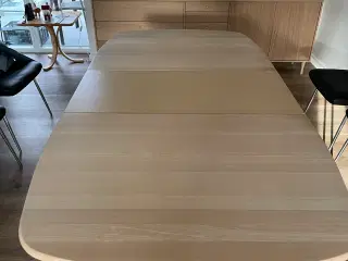 Spisebord i massiv sæbebehandlet bøg, med 2 plader