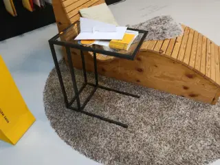 Sofabord samt tæppe