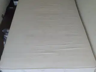 Boxmadras m/ meder /topmadras/hvid flæsekappe