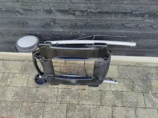 Weber Q1200 gasgrill med højt låg og termometer.