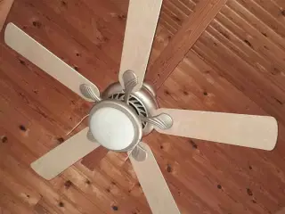 Stor Lofts ventilator med 5 vinger og lys, sælges