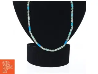 Halssmykke med blå og hvide perler (str. 46 cm)