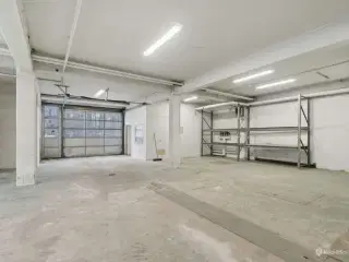 Lager på 360 m² med port i terræn