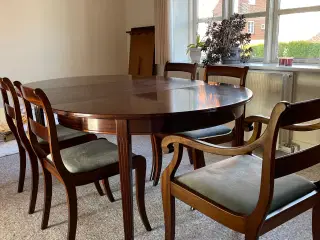 Spisestue i mahogni, bord med ekstra plade 