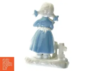 Lille figur af pige (str. 10 x 7 x 5 cm)