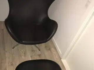 Ægget stol m. skammel