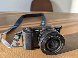 Sony A5100 med kit-objektiv (16-50mm)