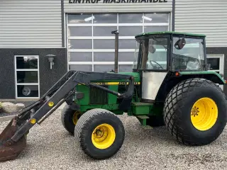 John Deere 1640 Med græsdæk og frontlæsser