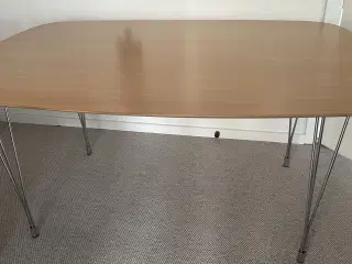 Spisebord i bøgelaminat overflade og kromben.