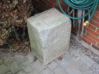 Stor hugget granitsten