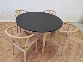 Ny spisebord med nye stole.