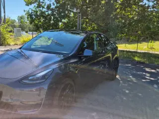 Tesla Model Y  Long Range AWD