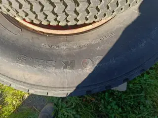 - - - 315/80R22,5