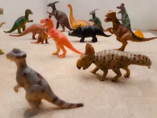 17 Dinosaur Figurer 