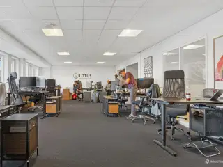 Kontor i yderst velfungerende multibrugerhus med fri parkering