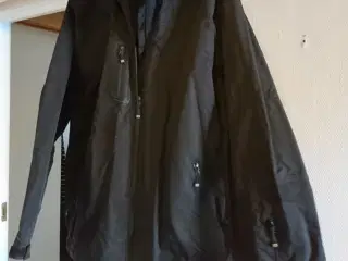Vind og regntæt jakke