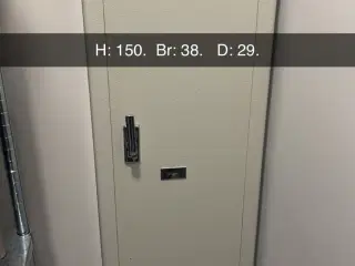 Våbenskab med aflåst box til ammunition 