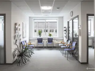 Lyst og rummeligt kontor/klinik på 620 m² ved Trekroner Station