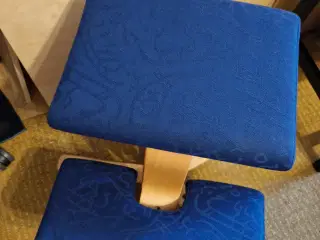 Stokke knæstol blå træ base