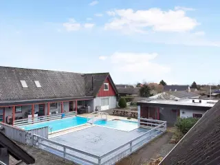charmerende og hyggelig lejlighed i smukke omgivelser og med udendørs fælles poo