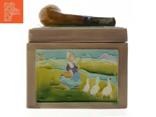 Dekorativ tobaksdåse i keramik med låg (str. 17x12 cm)