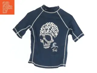 Mørkeblå UV-bluse med hvid tekst fra GapKids (str. 104)