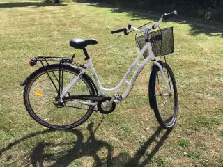 Mustang damecykel med syv gear, bagagebærer og kur