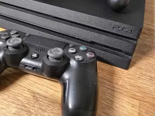 Ps4 pro med kontroller