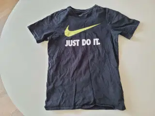 Nike hoodie og Nike t-shirt str. 12 år sælges